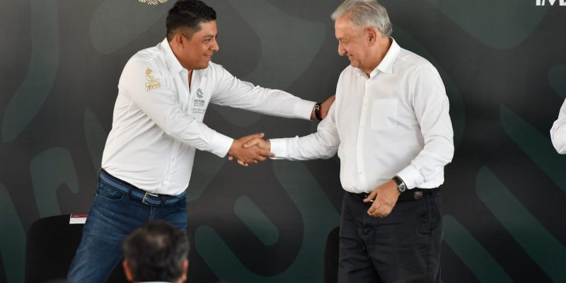 AMLO y Ricardo Gallardo garantizan servicios de salud