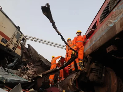 muertos por choque de trenes en India