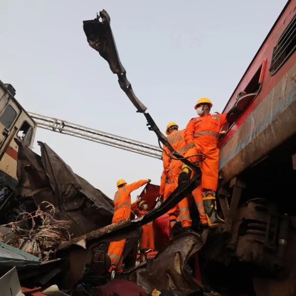 muertos por choque de trenes en India