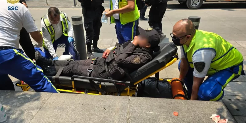 Normalistas de Ayotzinapa lanzan cohetones