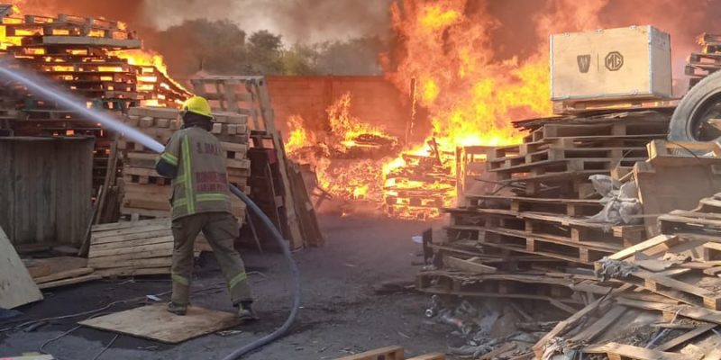 incendio en empresa tarimera