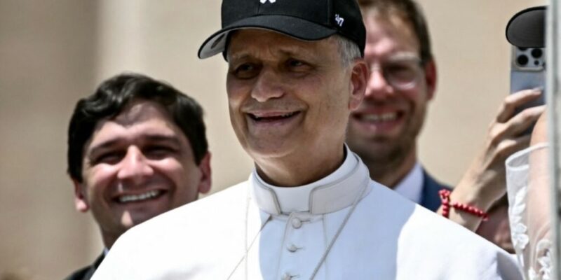 leon-xiv-presume-en-el-vaticano-gorra-de-los-chicago-white-sox