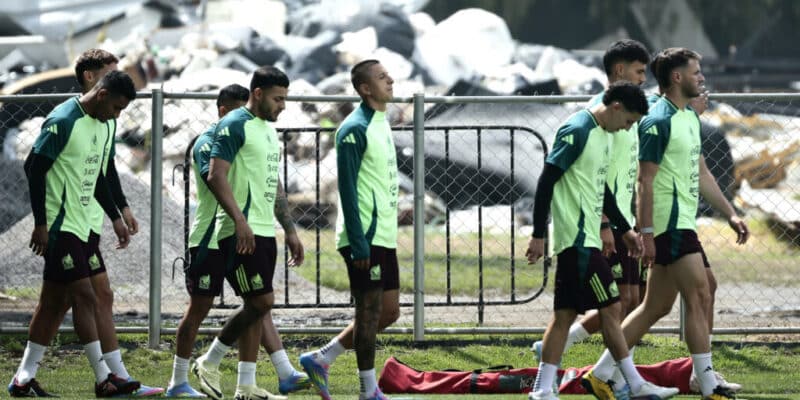 la-seleccion-mexicana-llega-en-silencio-a-los-angeles,-lista-para-defender-el-titulo
